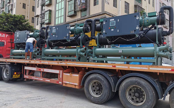 久阳螺杆冷水机装车发货