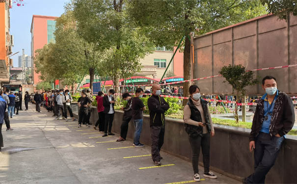 久阳机械员工有序排队等候核酸 久阳机械员工有序排队等候核酸