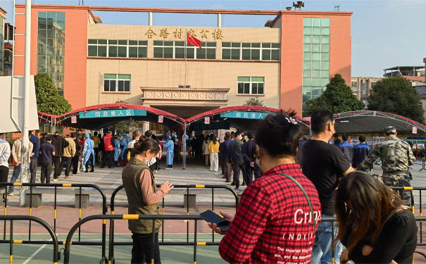 久阳机械员工等候扫取核酸码 久阳机械员工等候扫取核酸码