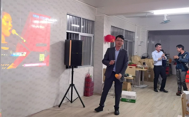 年会陈总献唱 年会陈总献唱