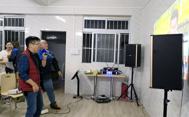 年会沈总献唱 年会沈总献唱