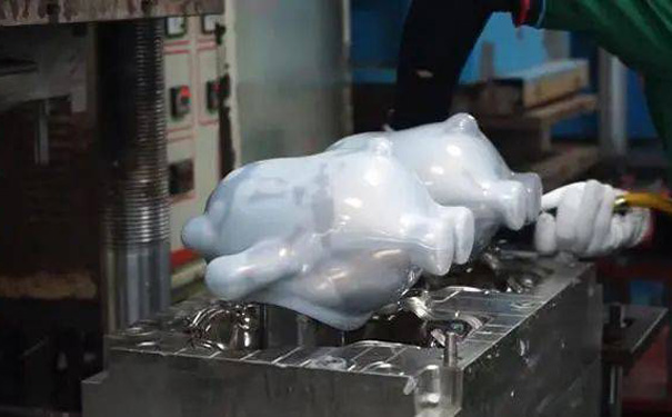 冰墩墩硅胶成型后取下 冰墩墩硅胶成型后取下