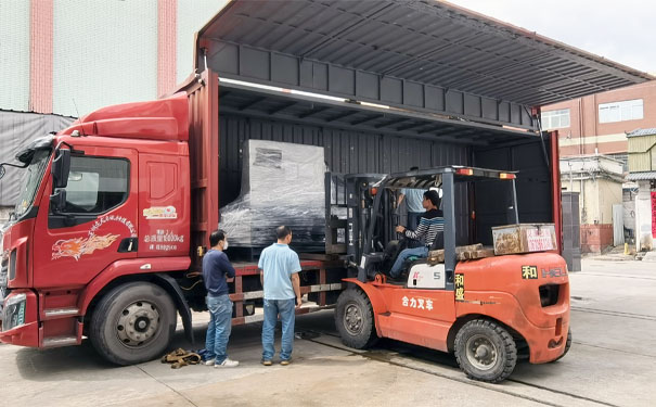 久阳两套螺杆式冷水机组中央集中供冷系统出货深圳